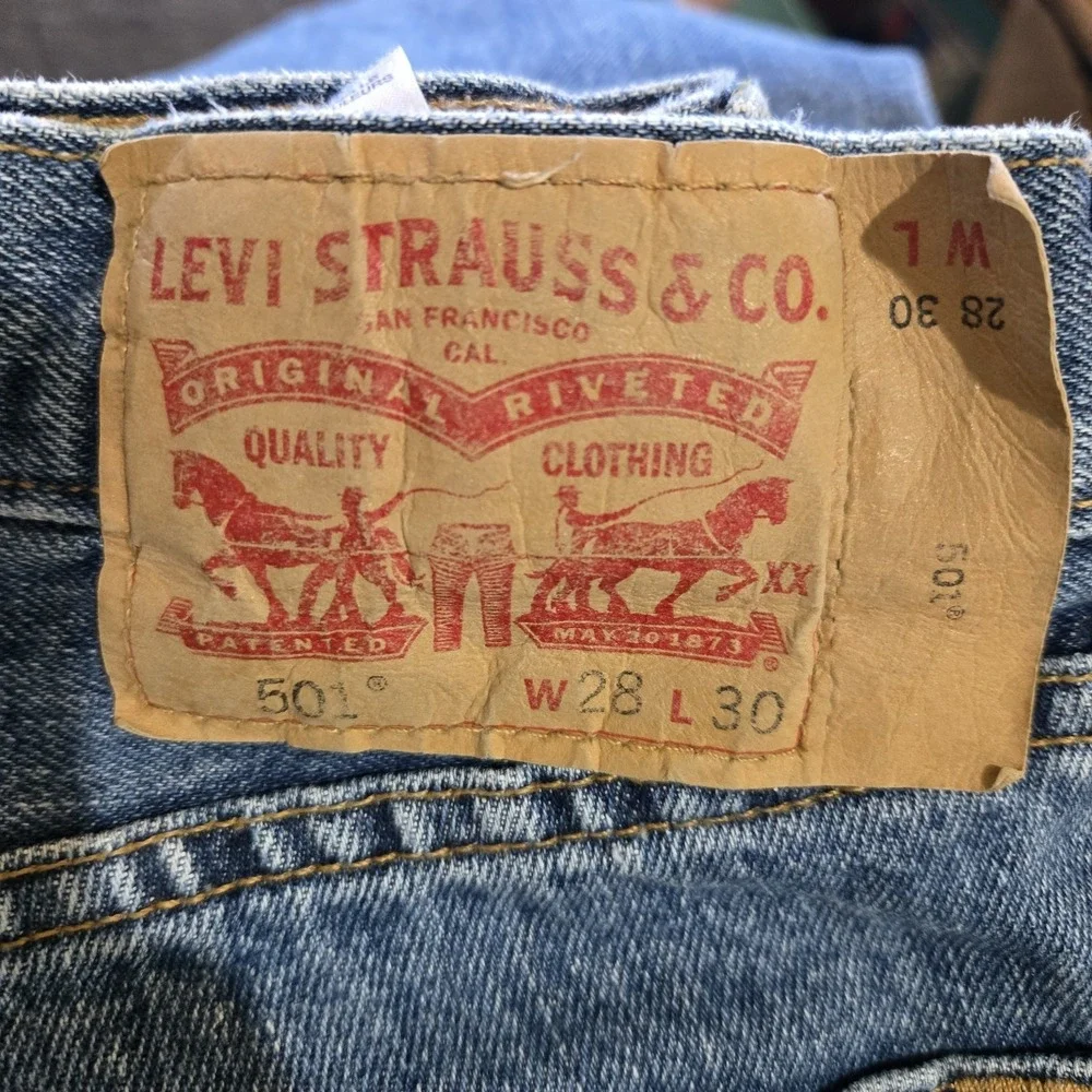 Levis excellent see
